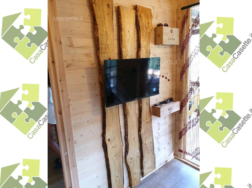 Interno di casetta in legno con luce calda e arredamento su misura